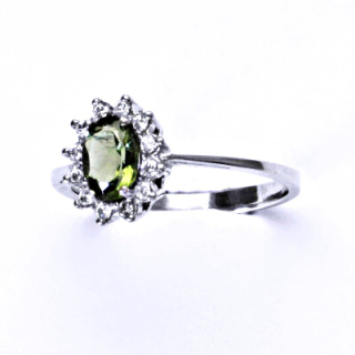 Stříbrný prsten s broušeným vltavínem a bílými zirkony